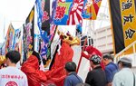 舞を披露するため船上に乗り込む保存会のメンバー＝３０日、新温泉町諸寄の諸寄漁港