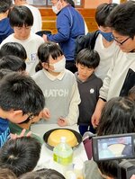 完成した大きなプリンを見て笑顔を見せる子どもたち