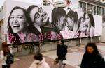 　東京・渋谷駅前に掲げられた結婚情報誌「ゼクシィ」の屋外広告＝１日午前