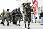 レンジャー教育を終え、仲間や家族に出迎えられるレンジャー隊員ら＝３日、米子市両三柳