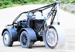 試験用車両の後方に装着された新開発のタイヤ＝３０日、鳥取市浜坂のルナテラス