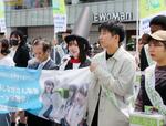 　募金への協力を呼びかける金井優佳さん（前列右から３人目）＝１２日、東京・新宿