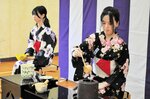 【緊張】茶華道部の部員たちが日頃の稽古の成果を披露。緊張感を漂わせながらお点前を続けた（浜坂高）