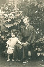 生田長江（右）と娘のまり子＝１９１６年９月２１日、東京・本郷区森川町の自宅（小説「生田長江」を出版する会提供）