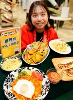　近鉄百貨店本店の中元商品売り場で、世界の料理を楽しめる商品をＰＲするスタッフ＝２８日午前、大阪市阿倍野区