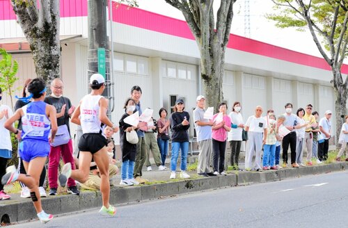懸命に走る選手たちに声援を送る駅伝ファンら＝１日、倉吉市米田町