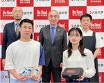 完成披露会を行った、前列右から新入生歓迎実行委員会・嶌本愛さん、中野隆希さん、後列右から京都伊藤珈琲店長伊藤達さん、一楽真大谷大学長、藤枝真教授（学生部長）
