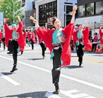 華麗なパフォーマンスを披露する出演者ら＝１７日、ＪＲ米子駅前