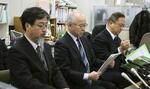 　記者会見する奈良教育大の宮下俊也学長（中央）＝２０２４年１月１７日、奈良県庁