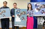 　記者会見後に写真撮影に応じる寺原真希子弁護士（右）ら＝１０日、東京都内