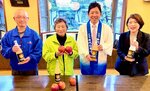 日南町阿毘縁地域特産のリンゴを使ったリキュールをＰＲする関係者