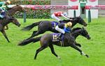 　第８６回オークスを制したシュタルケ騎乗のカムニャック（１５）。奥は２着のアルマヴェローチェ＝東京競馬場