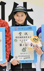 成年女子板飛び込みで３大会連続優勝を飾った三上紗也可＝２０日、鹿児島市鴨池公園水泳プール