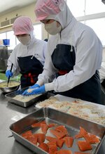 境港サーモンバーガーの下準備をする生徒たち