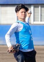 　ブルペンで捕手を立たせて投げ込む中日・金丸＝ナゴヤ球場