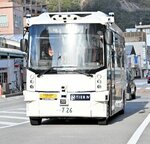 ２月の実証運行で使用される自動運転バス＝２３日、鳥取市内