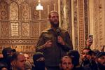 　シリアの首都ダマスカスのモスク（イスラム教礼拝所）で演説するシリア解放機構のジャウラニ指導者＝８日（ＡＰ＝共同）
