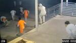 　１６日、米ルイジアナ州ニューオーリンズの拘置所から逃走する収容者ら（オーリンズ郡保安官事務所提供、ロイター＝共同）