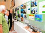 水中調査の様子を伝えるパネル＝１５日、境港市竹内町