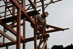 　高床式伝統家屋の建設作業に当たる大工＝２０２５年３月、インドネシア・トモホン（共同）