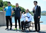 パリパラリンピック出場に向けて意気込む森選手（左から３人目）＝５日、米子市西町