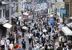 　４月、大勢の観光客らでにぎわう１２０回目となった「有田陶器市」＝佐賀県有田町