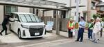 　防犯対策実演のため、愛知県警の警察官が名古屋市西区の住民らの前で再現した自動車盗難現場＝２６日午前