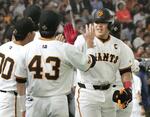 　３回、２ランを放ち、ナインに迎えられる巨人・岡本和＝東京ドーム