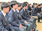 真剣な表情で入学式に臨む新入生＝１４日、北栄町の中央高等学園専修学校