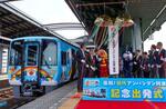 　初代のデザインを復刻した「アンパンマン列車」の出発式＝１２日午前、ＪＲ高知駅