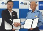 協定書を交わした笠田部長（右）と小川原支店長＝１２日、鳥取県警本部