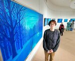 大作を前に「父のメッセージを感じてもらいたい」と話す加納さん