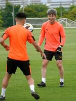 　トレーニングするサッカー元日本代表の三浦知良（右）＝堺市