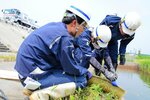 排水ポンプ車の操作訓練をする参加者
