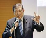 　東京都内で開かれたイベントで講演する石破首相＝１４日午前