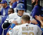 　タイガース戦の７回、２号ソロを放ち、ロハス（手前）と「デコピンポーズ」で喜ぶドジャース・大谷＝ロサンゼルス（共同）