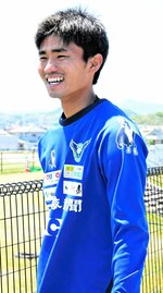 「チームメートが助けてくれるので気負わずやれている」と語る主将の世瀬＝オールガイナーレＹＡＪＩＮスタジアム