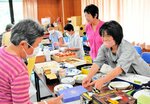 【どれもすてき】会場には手作りの雑貨やフリーマーケットなどのブースも設けられ、多くの来場者がじっくりと見入っていた