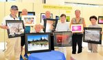 厳選した出展作品を手に来場を呼びかける受講生ら＝２１日、新温泉町千谷の八田コミュニティセンター