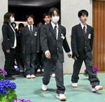 ジェンダーレス制服を着用した新入生ら＝１０日、大山町名和の名和中