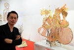 立体作品「草原の音」と岡野さん