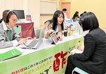 業務内容などを説明する採用担当者から話を聞く学生（右）＝１日、豊岡市大手町のアイティ