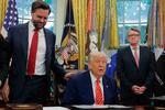 　米ホワイトハウスで記者団に話すトランプ大統領（中央）＝８日、ワシントン（ゲッティ＝共同）