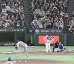 　１９日に行われたカブス戦の５回、右中間に今季初本塁打を放つドジャース・大谷翔平選手＝東京ドーム
