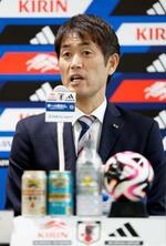 　記者会見するサッカー女子日本代表の池田監督＝２２日、東京都内