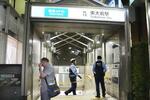 　東京メトロ南北線東大前駅の出入り口に規制線を張る警察官ら＝７日、東京都文京区