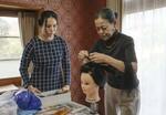 松江市で髪結いの講習をする中山洋美さん（右）＝３月１０日