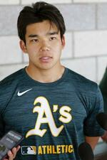 　練習を終え取材に応じるアスレチックスとマイナー契約の森井翔太郎＝３日、メサ（共同）