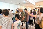 家族らとの別れを惜しむ見送り客＝１７日、鳥取市湖山町西４丁目の鳥取砂丘コナン空港