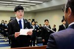 新入行員を代表して決意を表明する今井さん＝１日、鳥取市永楽温泉町の鳥取銀行